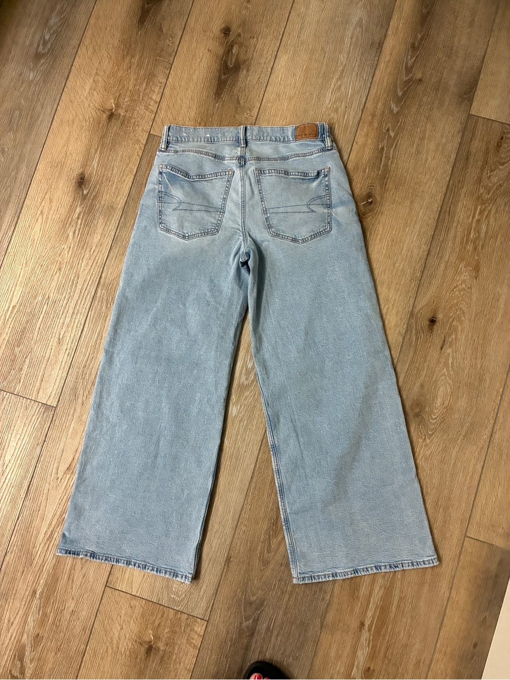 American Eagle Strigid Baggy Low Rise Ultra Wide Leg Jeans Size 2 Light Wash - Picture 3 of 4